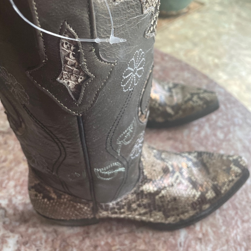 New, unworn gorgeous Resistol luxury cowgirl/cowboy boots, pristine, 7 US.